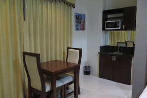 ห้องเอ็กเซ็กคิวทีฟ | ครัวส่วนตัว | ตู้เย็น