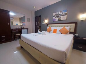 ห้องดีลักซ์ | เตียงเมมโมรีโฟม, มินิบาร์, ตู้นิรภัยในห้องพัก, ผ้าม่านกันแสง