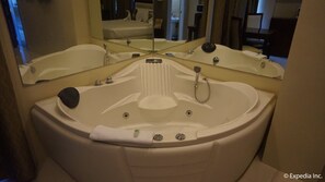 Executive Jacuzzi | Jetted tub - Devera Hotel (Angeles City)