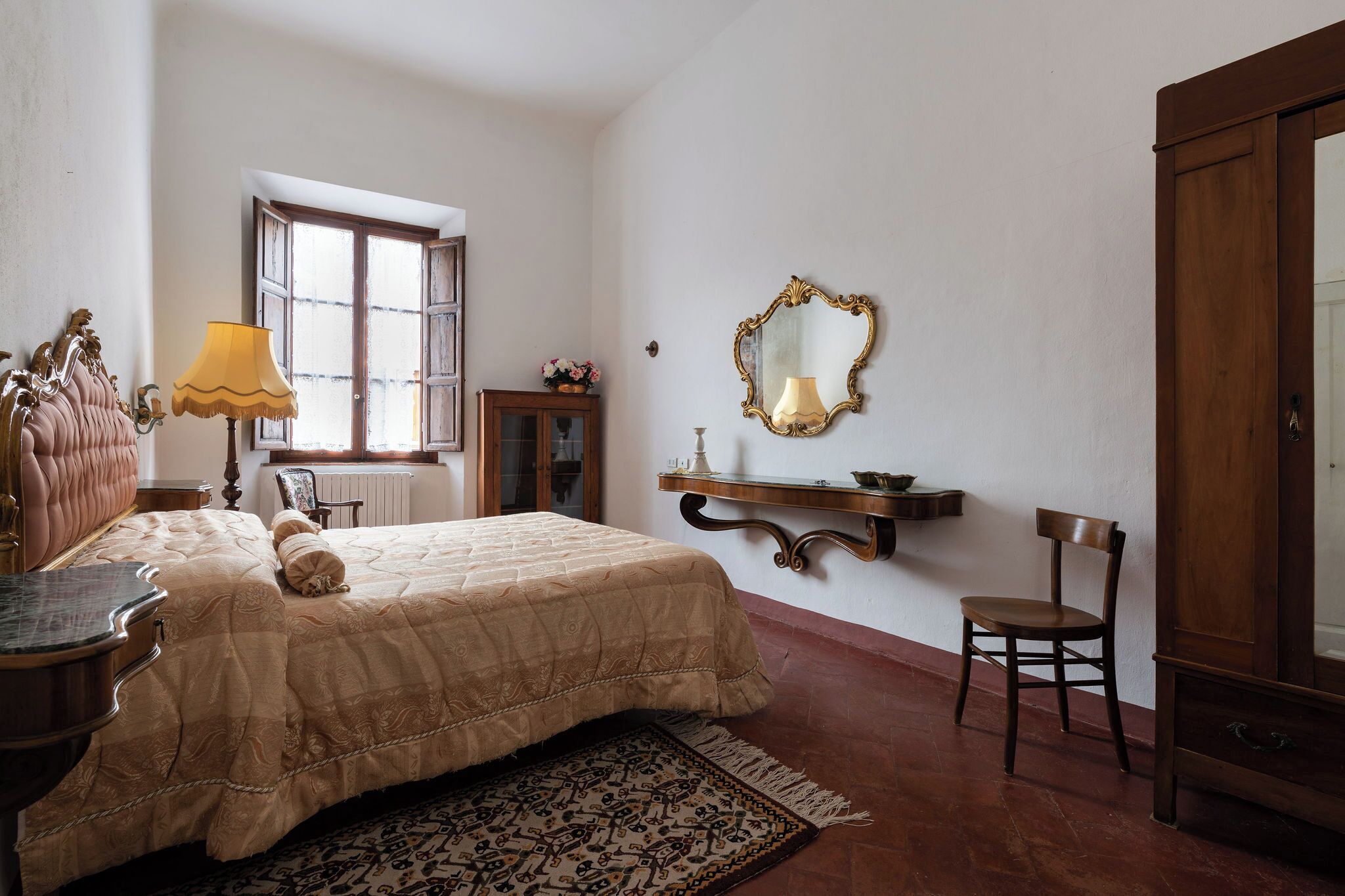 10 عدّة غرف نوم وملاءات من القطن المصري وأغطية فراش متميزة