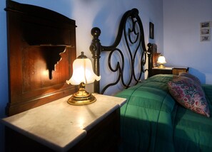 Panoramic Triple Room, 1 Bedroom, Shared Bathroom, City View Free Wi-fi | 10 bedrooms, Egyptian cotton sheets, premium bedding, down comforters - Residenza d'Epoca Palazzo Buonaccorsi (San Gimignano)