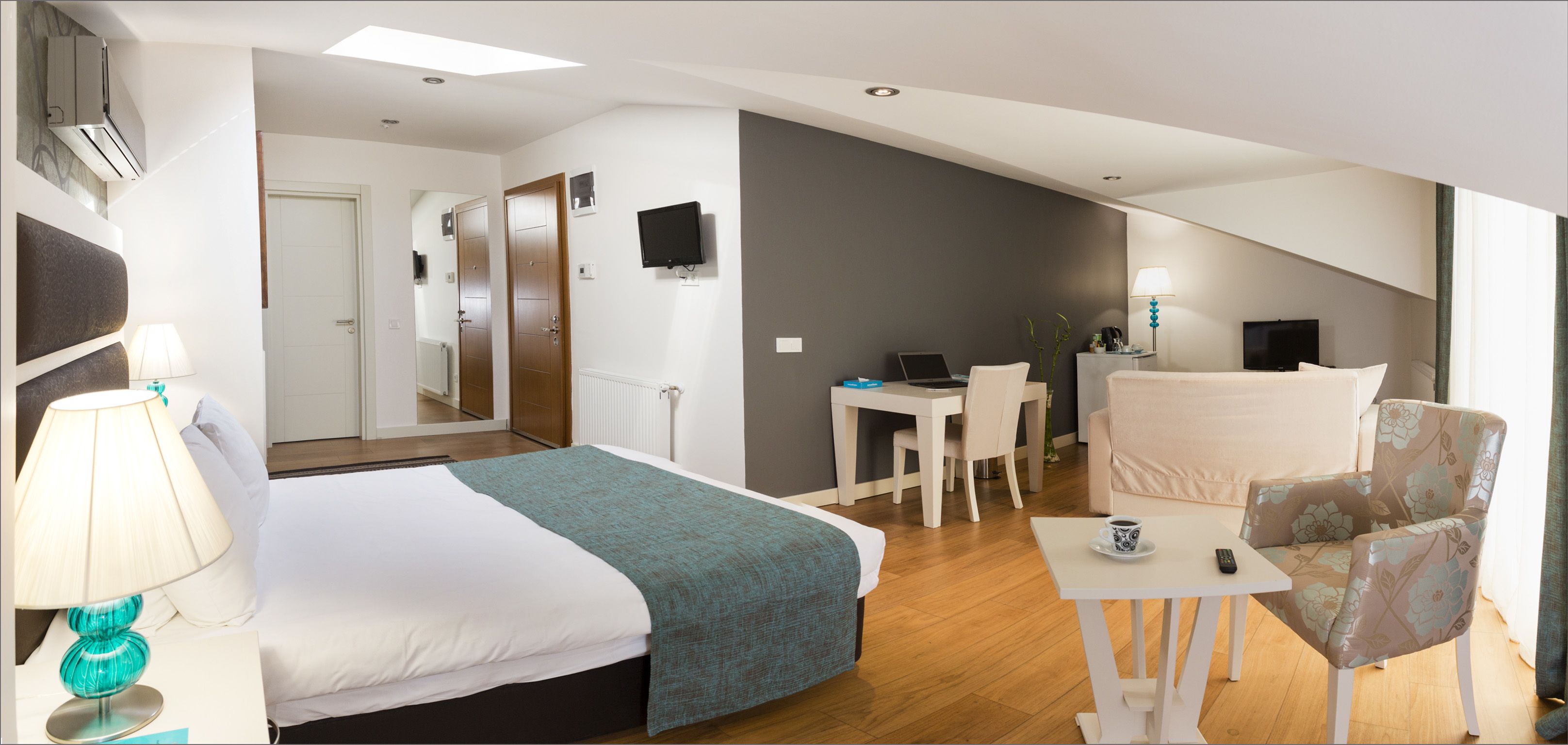 เครื่องนอนระดับพรีเมียม, มินิบาร์, ตู้นิรภัยในห้องพัก, โต๊ะทำงาน