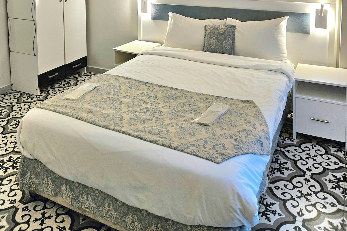 Superior Double Room | Minibar, in-room safe, soundproofing, iron/ironing board