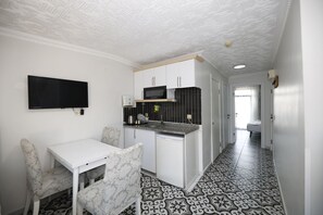 ميني بار وخزنة داخل الغرفة وتجهيزات عازلة للصوت ومكواة/لوح كي