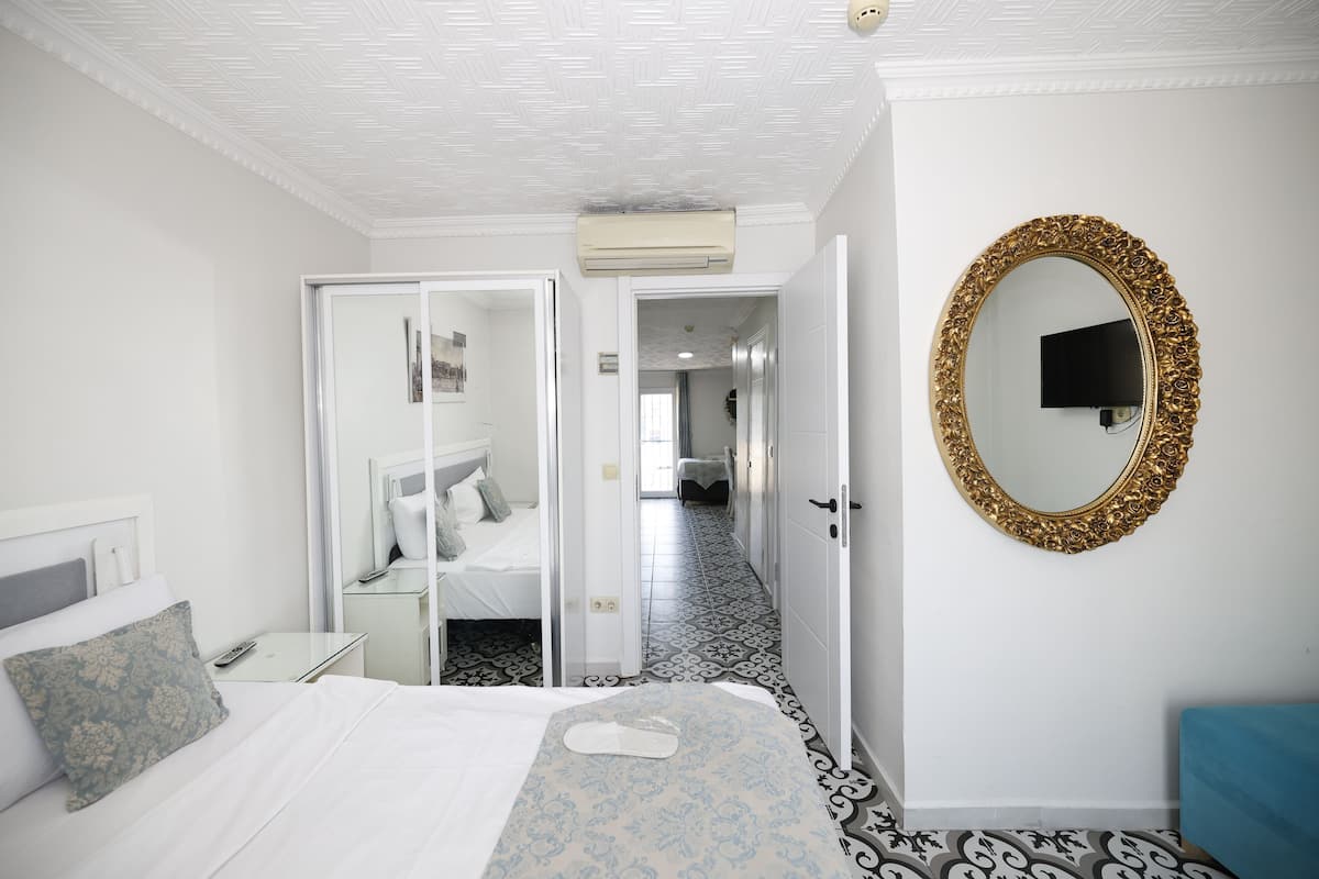 Classic Penthouse, Connecting Rooms | Minibar, in-room safe, soundproofing, iron/ironing board