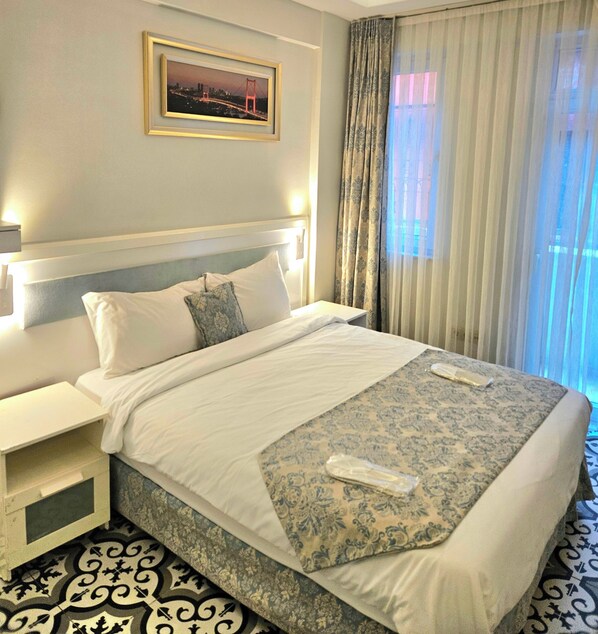 ميني بار وخزنة داخل الغرفة وتجهيزات عازلة للصوت ومكواة/لوح كي