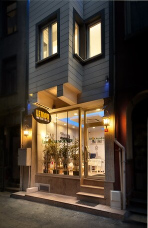 واجهة المنشأة - في المساء/الليل