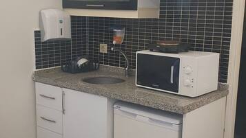 Studio Superior | Dapur pribadi | Microwave, kompor, dan mesin pembuat kopi/teh