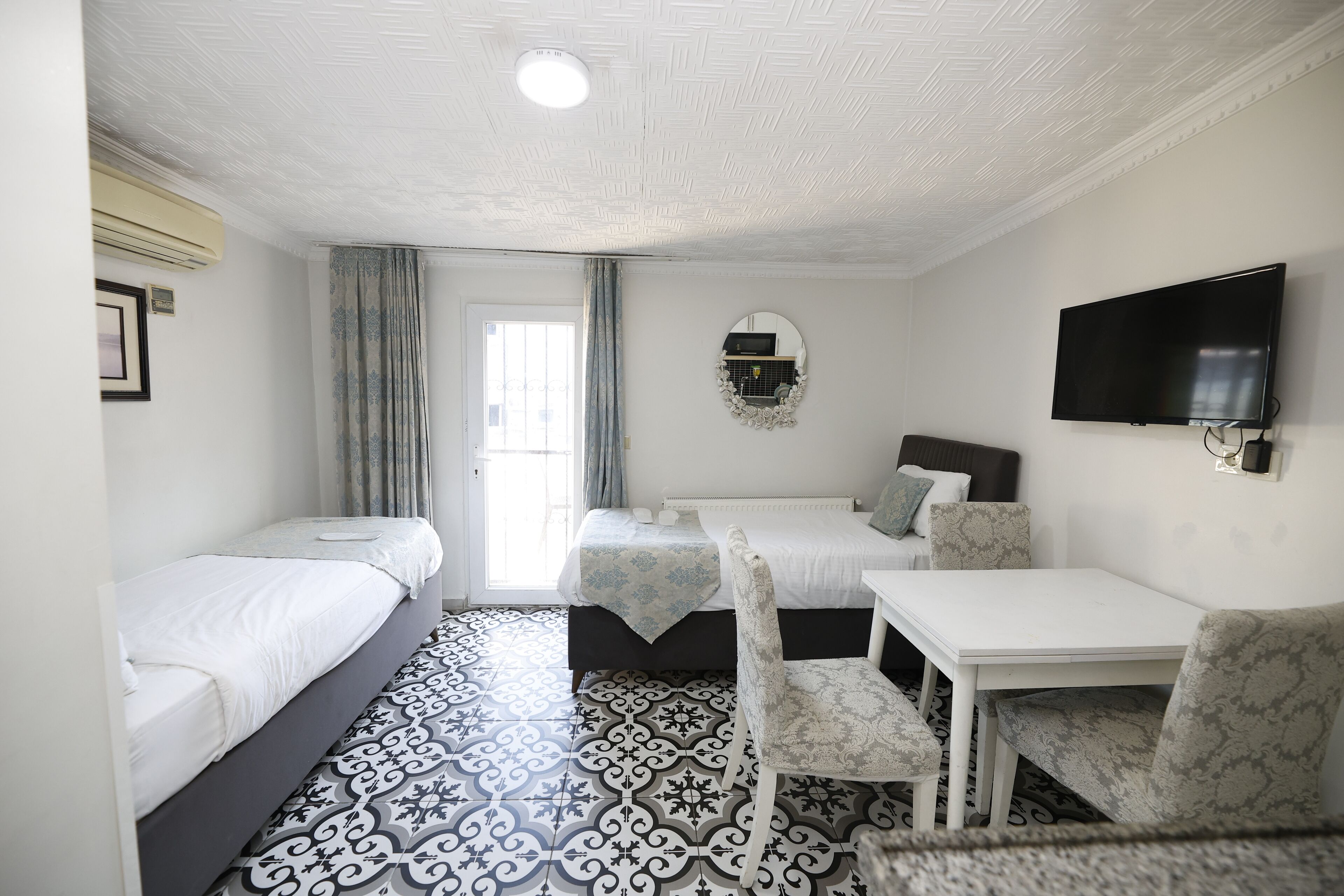 Classic Penthouse, Connecting Rooms