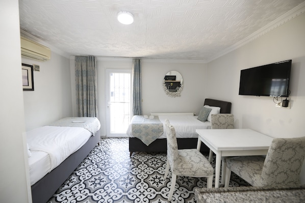 Classic Penthouse, Connecting Rooms