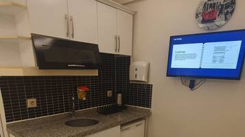 Estúdio standard | Cozinha privada | Micro-ondas, cooktop, cafeteira/chaleira