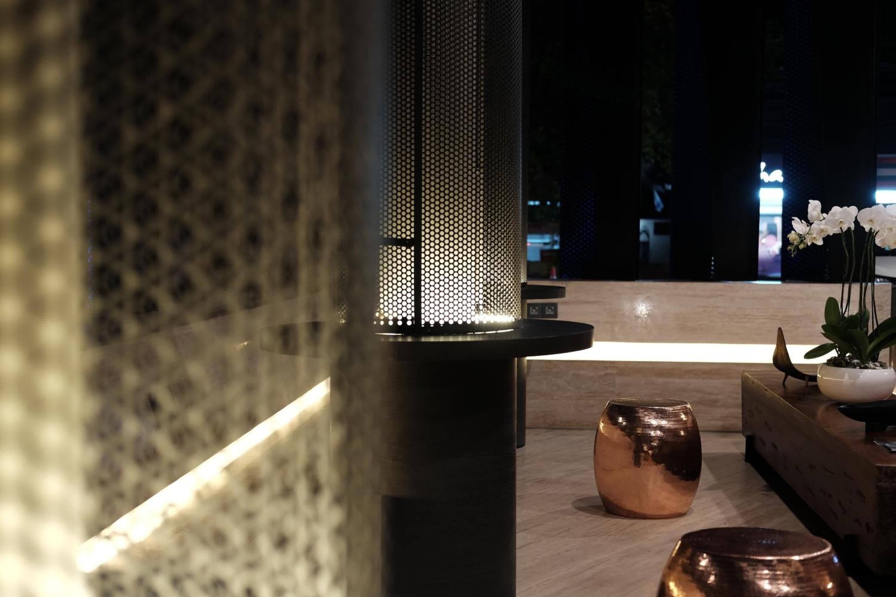 シャワー、バスアメニティ (無料)、ヘアドライヤー、スリッパ