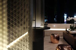 Shower, free toiletries, hair dryer, slippers - J Hotels Kuta (Kuta)