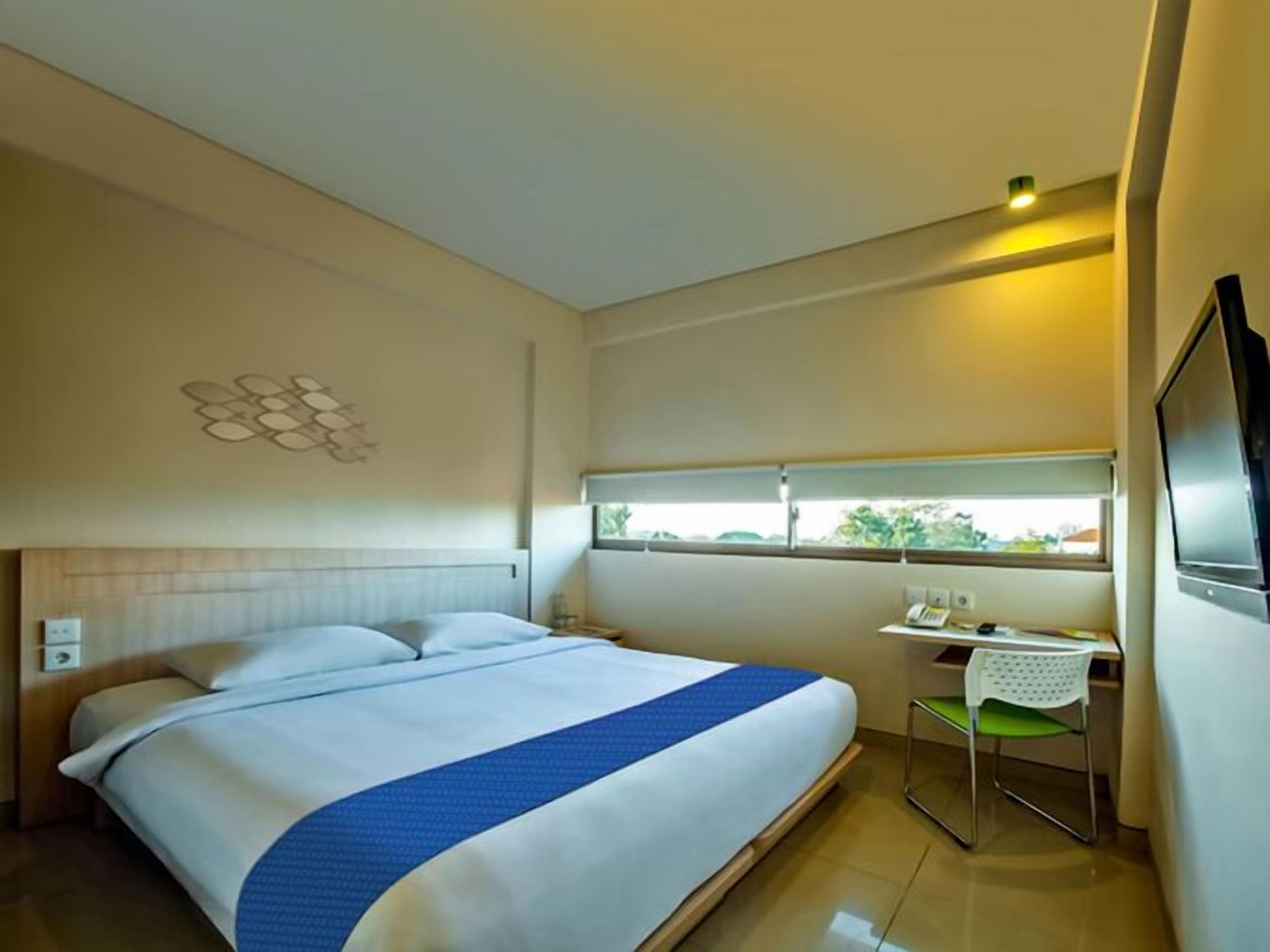 Premium bedding, in-room safe, desk, free WiFi