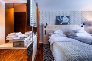 Cabezal de ducha tipo lluvia y artículos de higiene personal de diseño