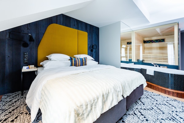 Senior Suite | Hypo-allergenic bedding, minibar, in-room safe, individually decorated