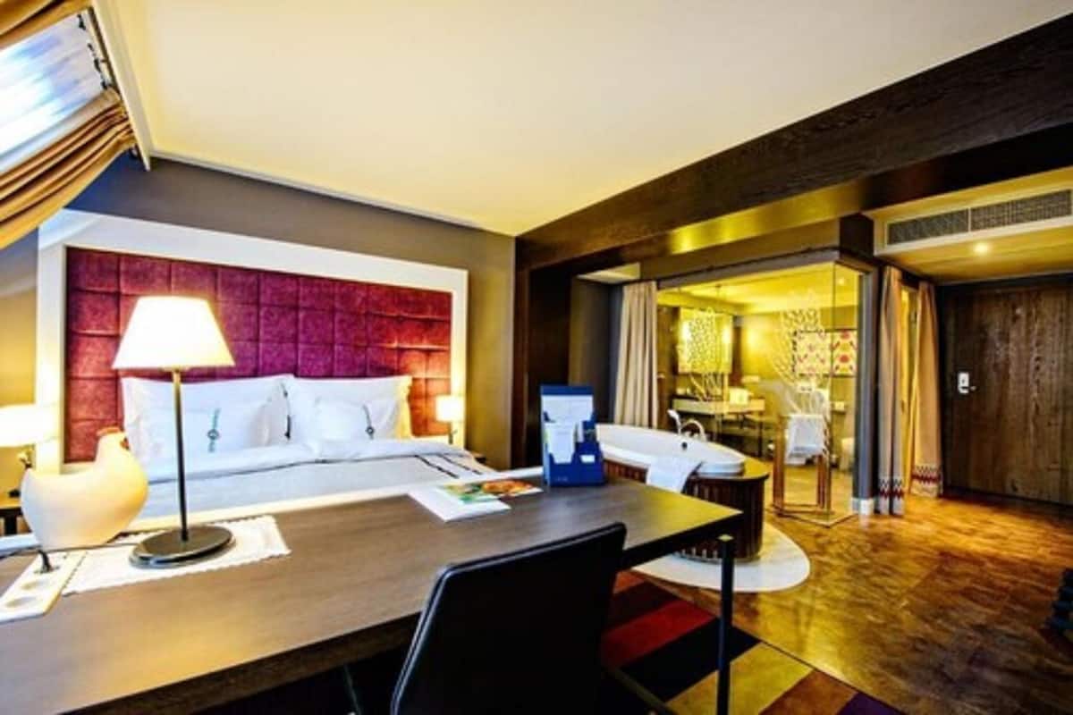 junior suite | hypo-allergenic bedding, minibar, in-room safe, individually decorated
