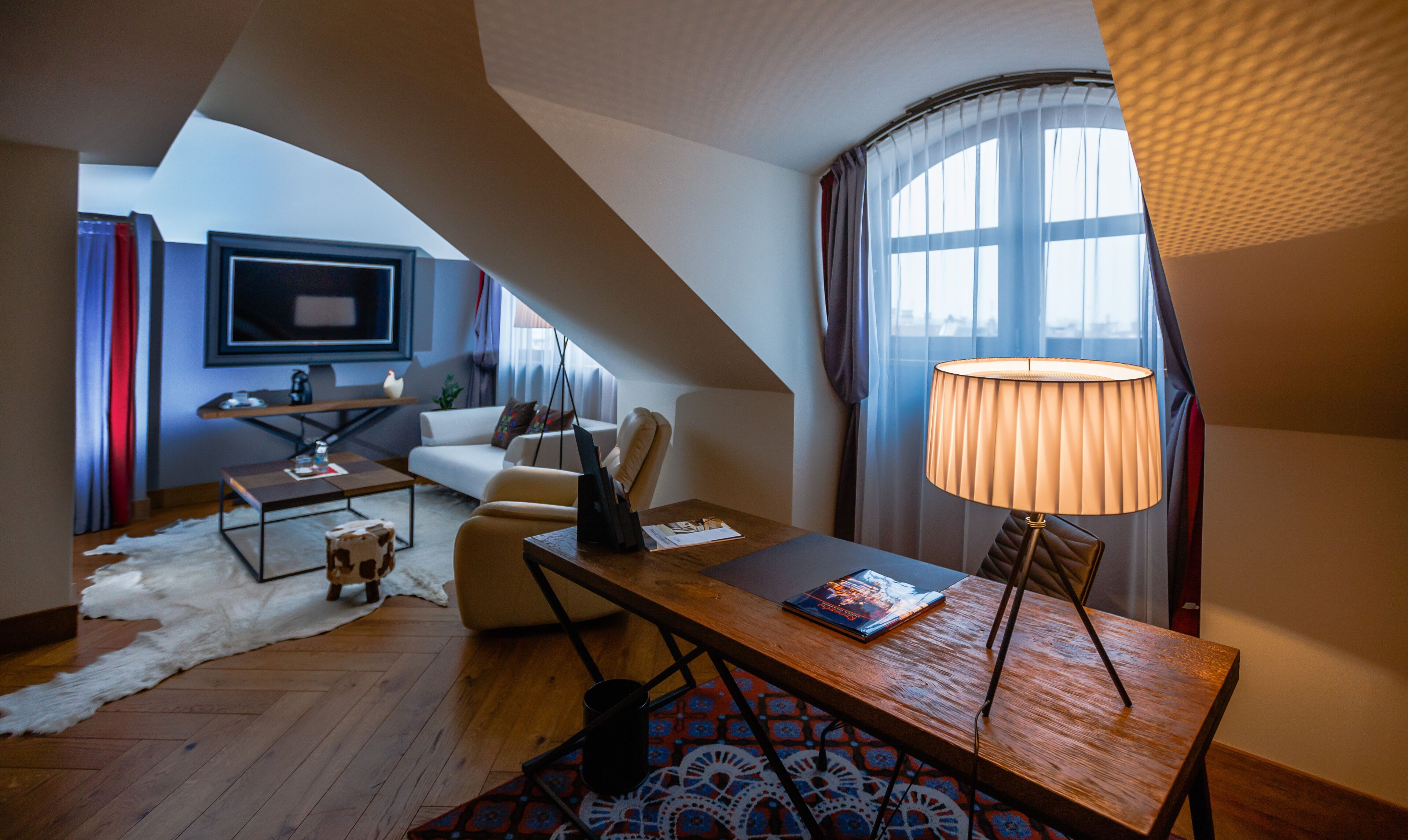 apartment | living room | 40-inch lcd tv with cable channels, tv