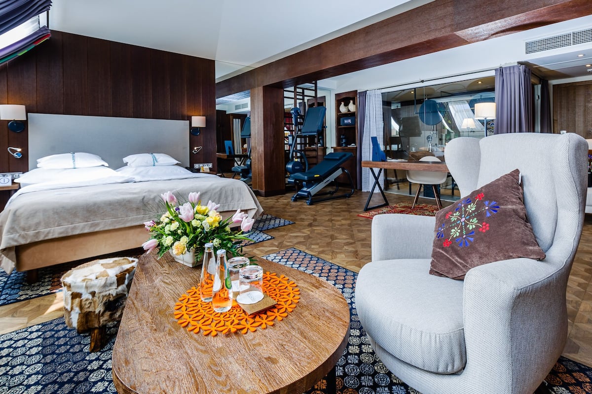 senior suite | hypo-allergenic bedding, minibar, in-room safe, individually decorated