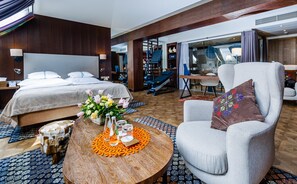 Suite – senior | Allergitestet sengetøy, minibar, safe på rommet og individuelt dekorert