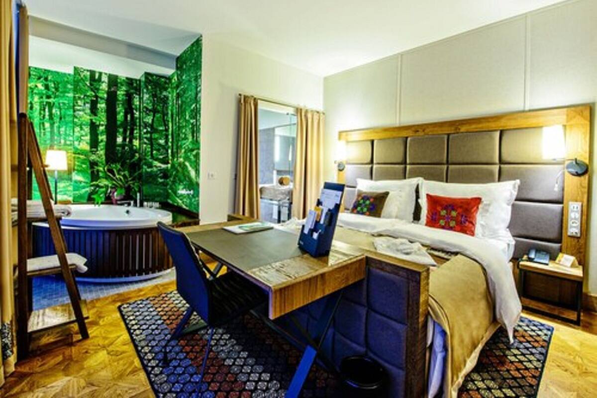 Hypo-allergenic bedding, minibar, in-room safe, desk
