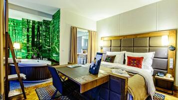 ملاءات للفراش لا تسبب الحساسية وميني بار وخزنة داخل الغرفة