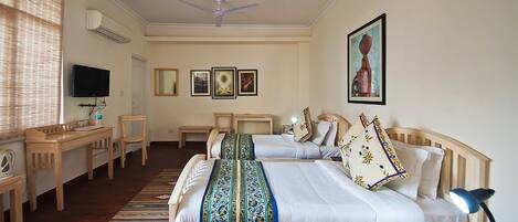 Rom – standard | Safe på rommet, skrivebord og blendingsgardiner