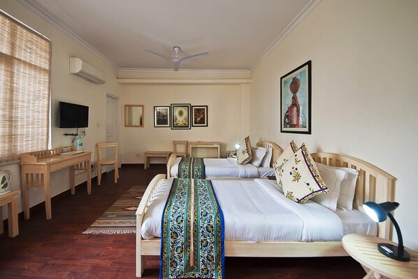 스탠다드룸 | 객실 내 금고, 책상, 암막 커튼, 간이 침대