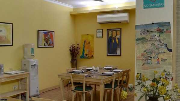 Petit déjeuner préparé à la commande compris