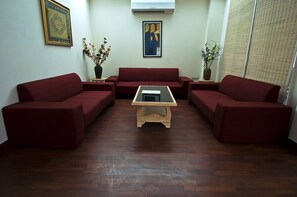 Quarto standard | Área de estar | TV de tela plana 21 polegadas com canais via satélite, TV