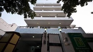 Un edificio moderno con fachada geométrica, número 27B, y un cartel que indica que es un Bed & Breakfast.