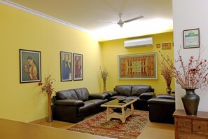 Lobby sitting area - Colonel's Retreat At The Airport (New Delhi)