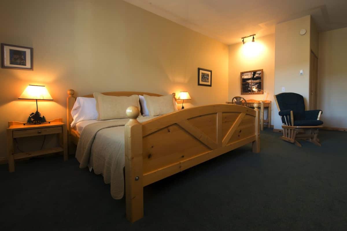 Room, 1 King Bed, Jetted Tub | Premium bedding, desk, free WiFi