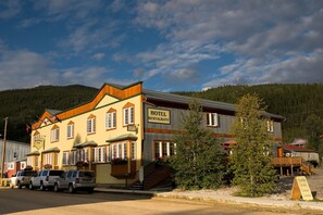Front of property - Aurora Inn (Dawson City)