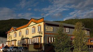 Un albergo con un cartello che riporta la scritta 'HOTEL RESTAURANT' e un ingresso ben visibile.