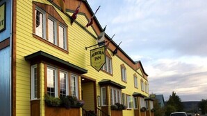 Un edificio giallo con un cartello che riporta 