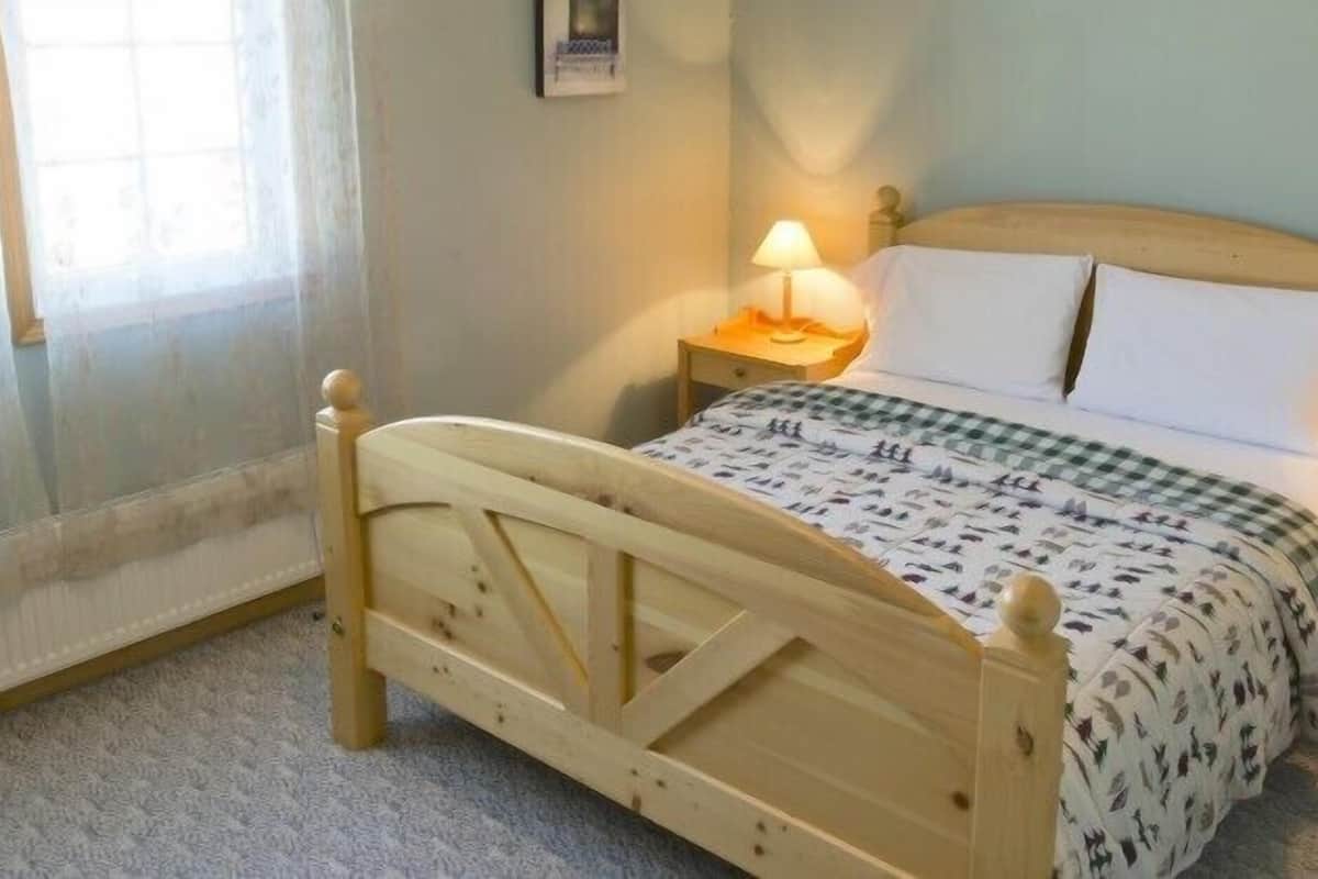 room, 1 queen bed | premium bedding, desk, free wifi