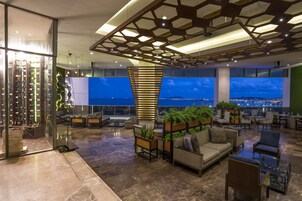 4 restaurants, breakfast, lunch served; American cuisine 