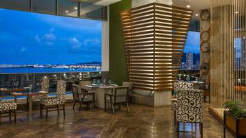 4 restaurants servant le petit déjeuner, spécialités Cuisine américaine