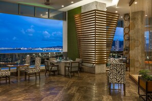 4 Restaurants, Frühstück, Mittagessen, amerikanische Küche