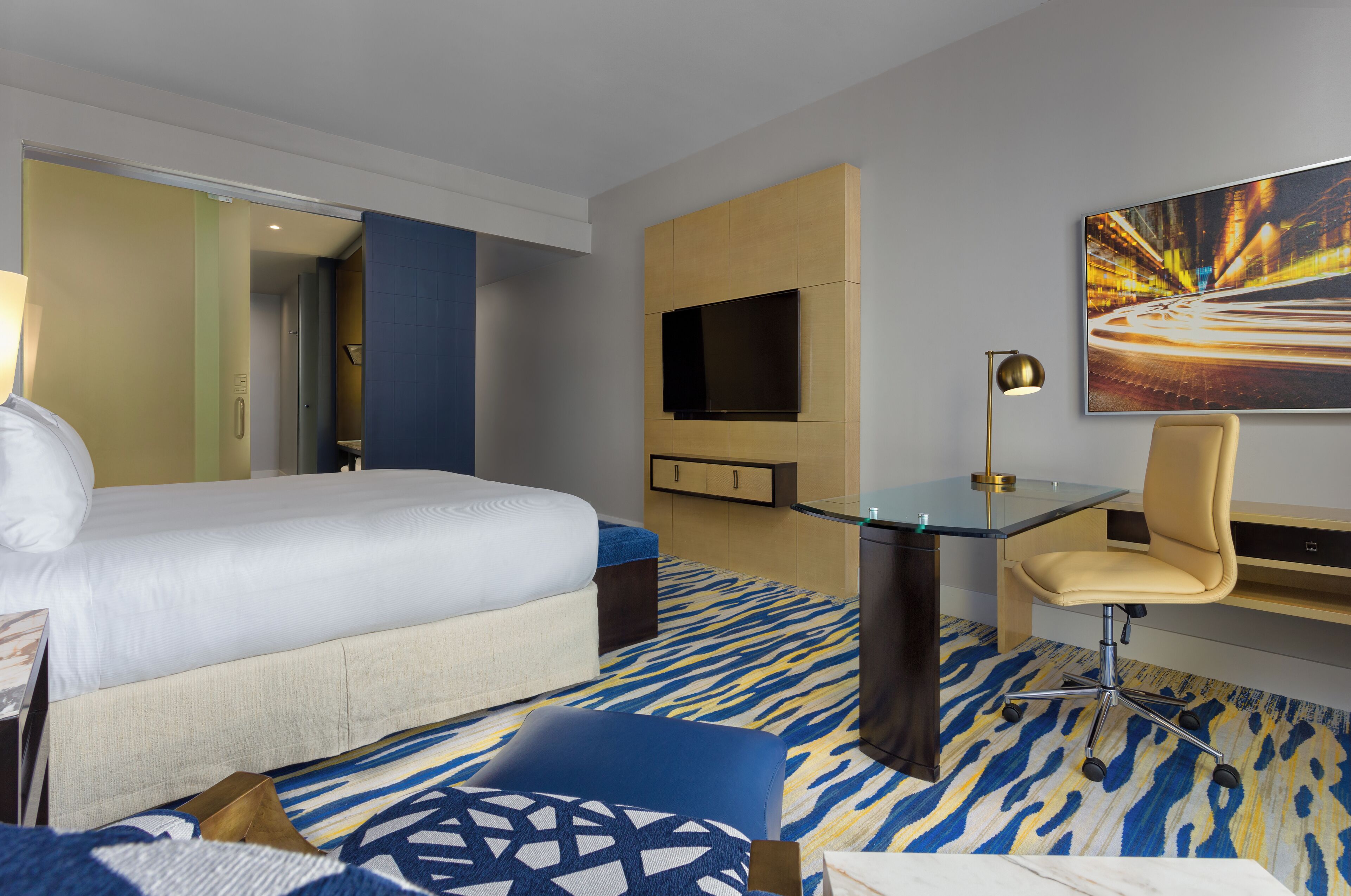 Habitación superior, 1 cama King size (Partial View) | Ropa de cama de alta calidad y minibar 