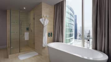 Habitación junior, vistas a la ciudad | Servicios del cuarto de baño | Ducha y bañera combinadas y cabezal de ducha tipo lluvia