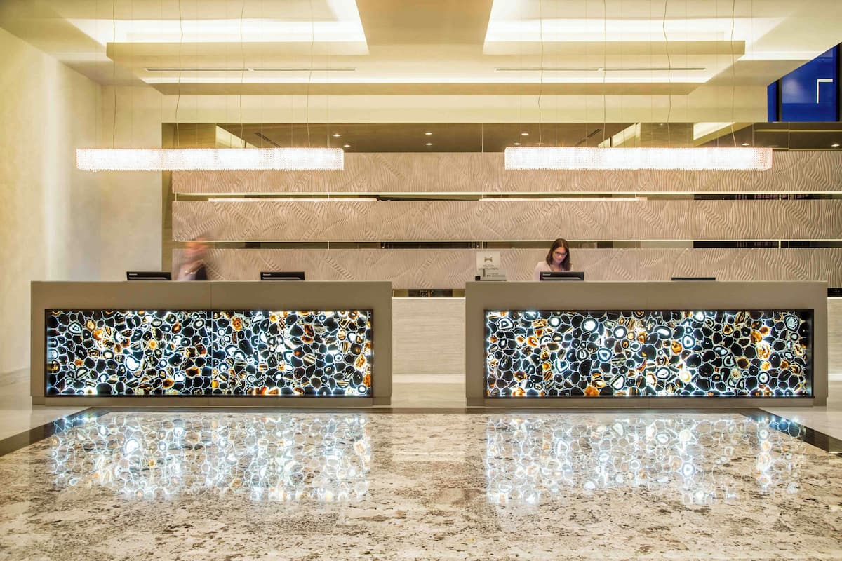 Bộ đồ giường cao cấp, minibar, két bảo mật tại phòng, bàn