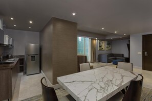Master Suite | Living area | 42-inch flat-screen TV with cable channels, TV, pay movies