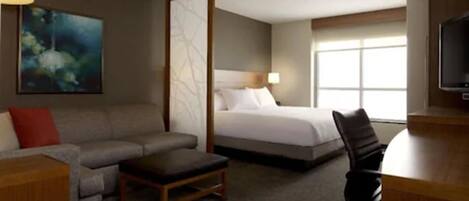 Hypo-allergenic bedding, down duvets, in-room safe, desk