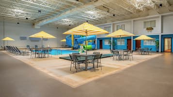 Una piscina techada, abierta desde las 09:00 hasta las 21:00, sombrillas