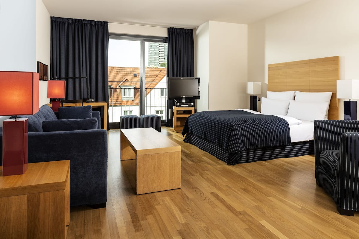 Comfort Apartment | Living area | 43-inch flat-screen TV with cable channels, TV