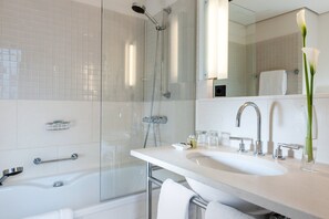 Separate bathtub and shower, eco-friendly toiletries, hair dryer, towels - Clipper Boardinghouse – Hamburg-Holzhafen (Hamburg)