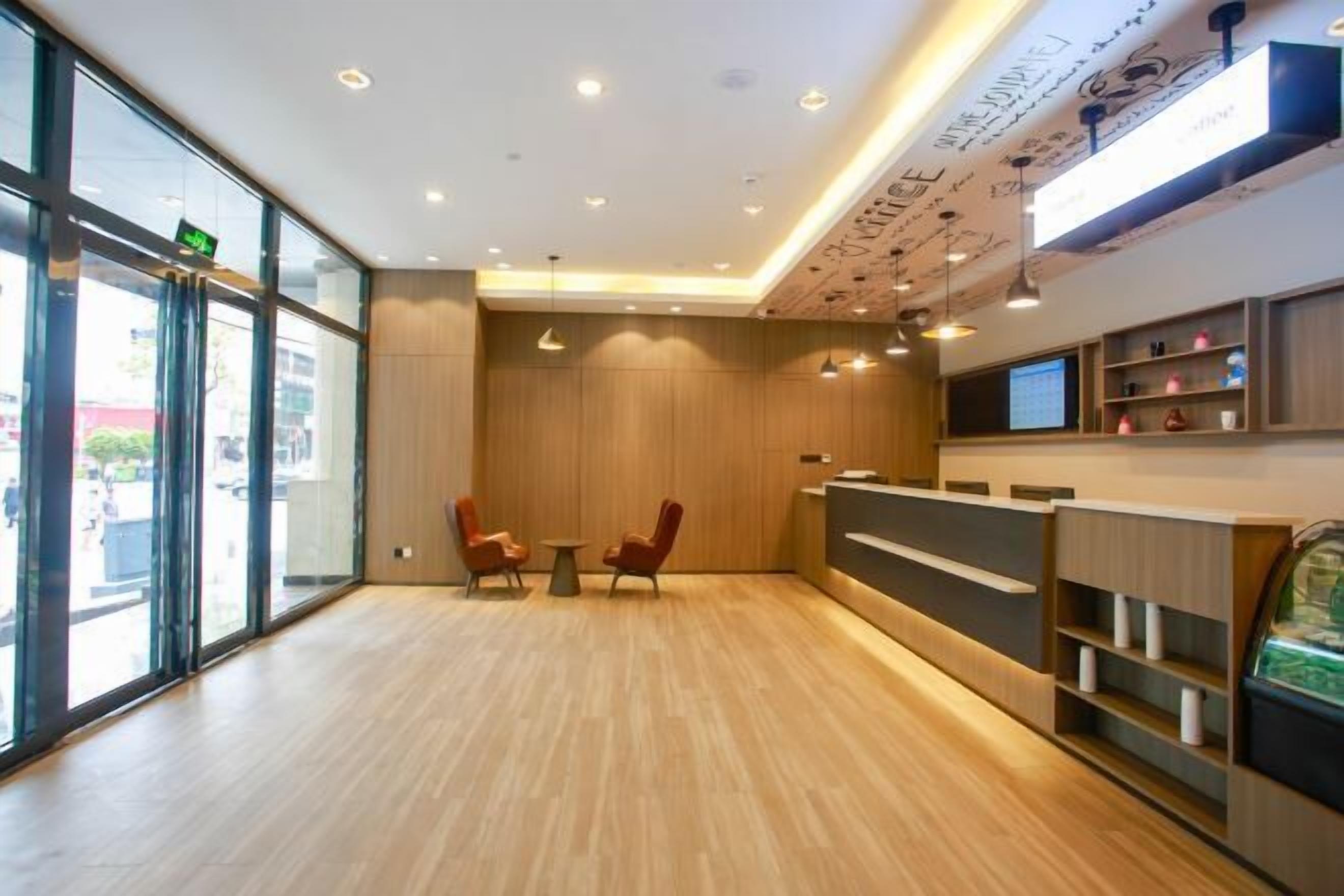 Desk, rollaway beds, free WiFi