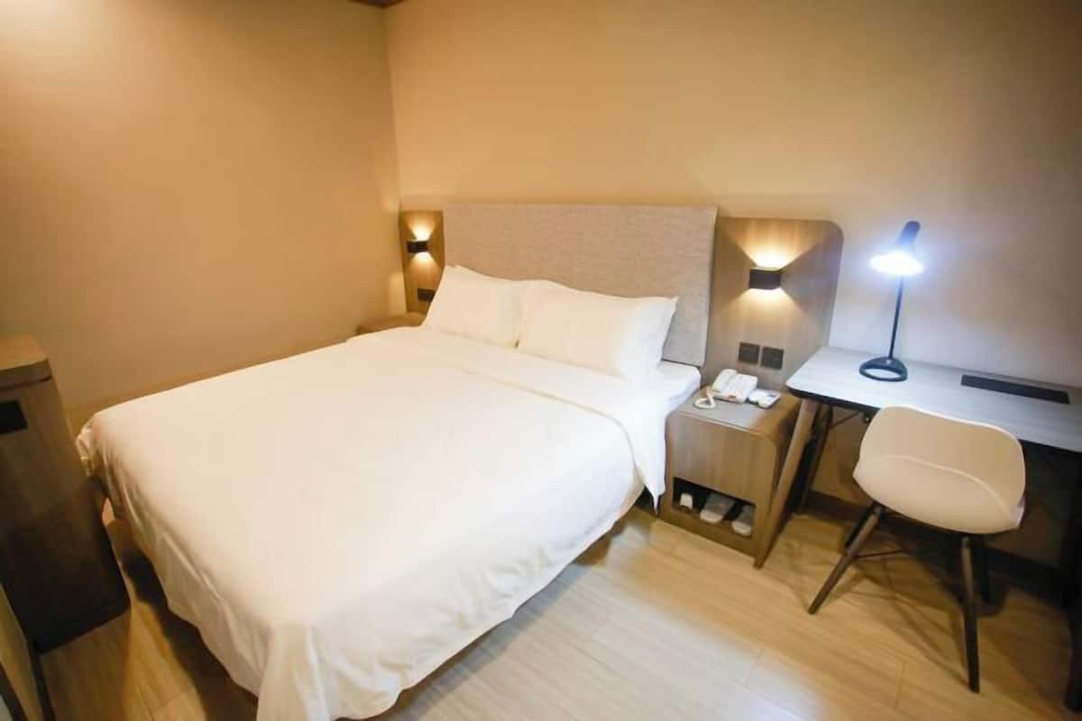 Desk, rollaway beds, free WiFi